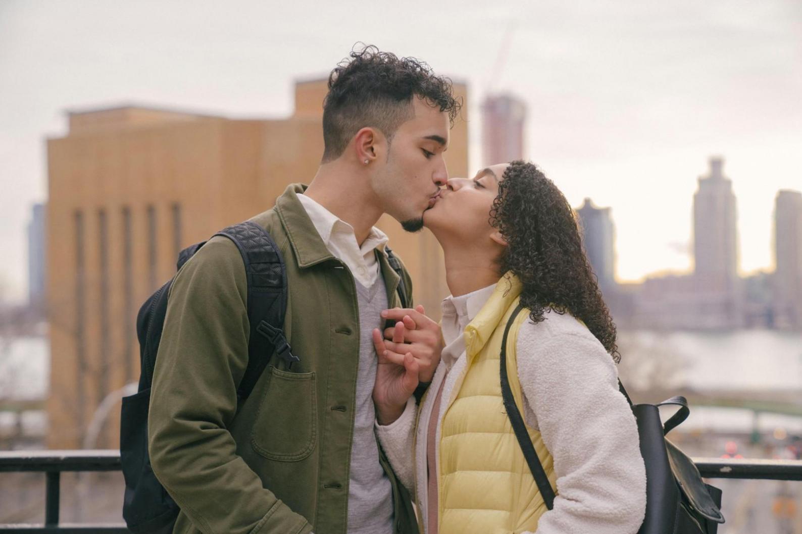 Étudiants internationaux discutant ensemble dans un cadre détendu